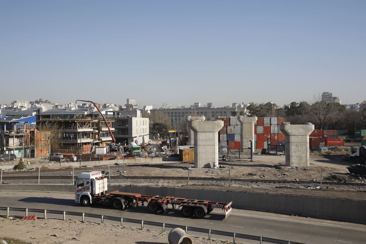 Las columnas que sostendrán el desvío de la Illia irrumpen en el paisaje detrás de la Facultad de Derecho
