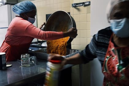 Las comidas se preparan para que las personas las reciban en la Iglesia Cristiana de Tesalónica durante una distribución de alimentos el 22 de octubre de 2020 en la ciudad de Nueva York