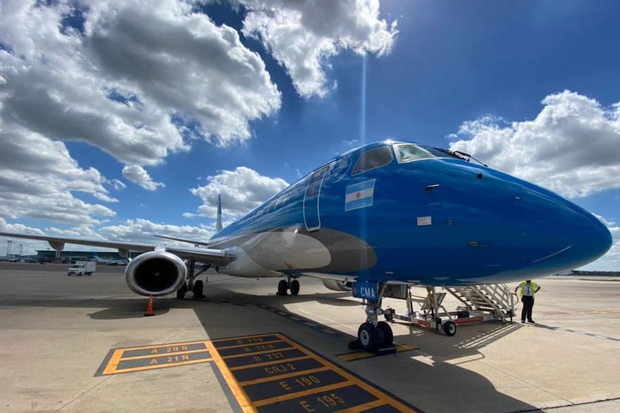 El Gobierno restringió los viajes oficiales en clase ejecutiva y fijó un tope a la cantidad de funcionarios por comitiva El Gobierno restringió los viajes oficiales en clase ejecutiva y fijó un tope a la cantidad de funcionarios por comitiva