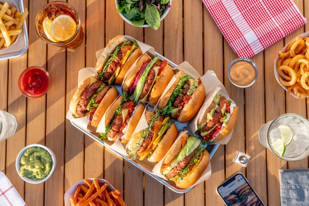 Las compañías de alimentos que apuestan a dejar de lado los insumos animales buscan desarrollar nuevos productos que ya no se parezcan a las hamburguesas y salchichas tradicionales