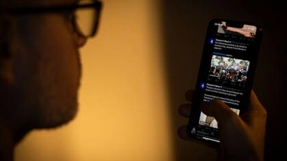 Las compañías de redes sociales instan a los usuarios a reportar el contenido que debe ser eliminado.