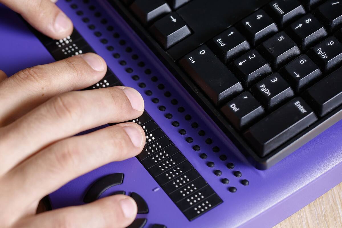 Las computadoras económicas e Internet están siendo clave para sobrellevar las restricciones de la pandemia, pero para muchas personas esto es así desde hace décadas. En la imagen, un display Braille para PC