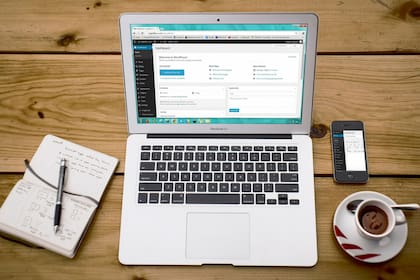 Las computadores usan sensores y lógica de control para garantizar que la batería no se sobrecargue ni se sobrecaliente
