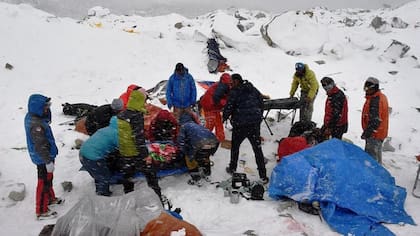 Las condiciones climáticas extremas en las grandes altitudes hacen que las operaciones de rescate sean extremadamente difíciles y peligrosas