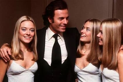 Las Trillizas de Oro junto a Julio Iglesias