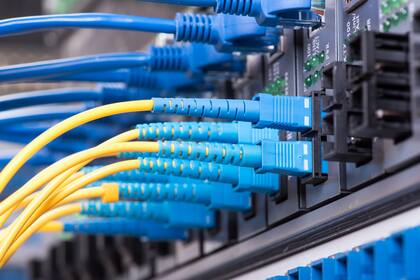 Las conexiones por fibra óptica impulsaron el crecimiento de la velocidad de los accesos de banda ancha en la Argentina, según un reporte CABASE Internet Index publicado por la Cámara Argentina de Internet