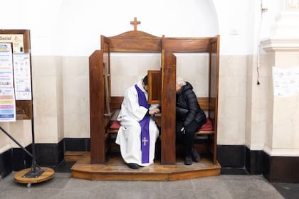 Las confesiones comenzaron desde temprano y acompañaron el ingreso de los peregrinos al santuario