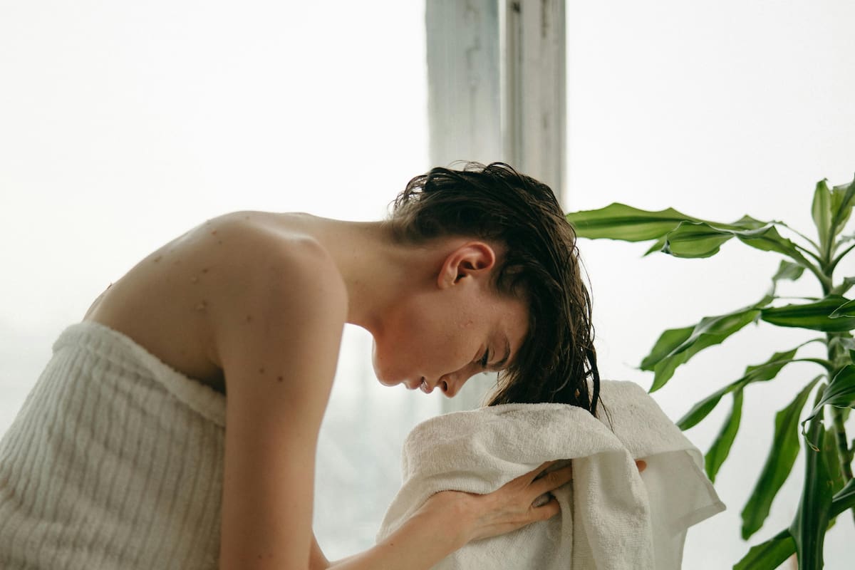 Las consecuencias de alisarte el cabello cuando está mojado