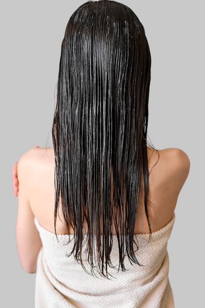 Las consecuencias de alisarte el cabello cuando está mojado