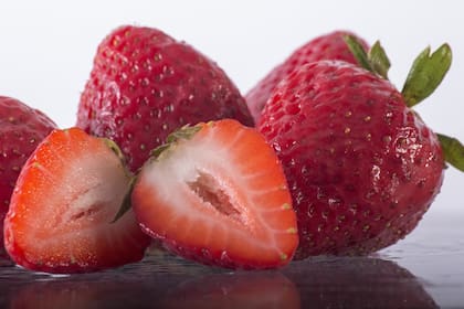 Las consecuencias de sacarle el cabo a las frutillas antes de lavarlas y cómo aprovechar todas sus propiedades
