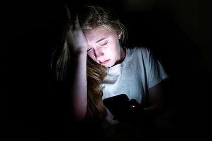 Las consecuencias en las chicas y los chicos que sufren esta forma de violencia son de todo tipo, y entre los síntomas suelen observarse: aislamiento, angustia, bajo rendimiento escolar, pesadillas, autolesiones e, incluso, ideas de muerte.