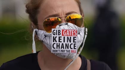Las conspiraciones contra Bill Gates por sus inversiones en vacunas han dado la vuelta al mundo