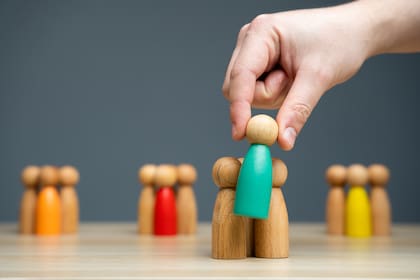 Las constelaciones familiares se pueden hacer en formato individual o en formato grupal. Cuando se hacen de manera individual, a veces se utilizan muñecos, papeles u otros objetos que representan a las personas del sistema familiar
