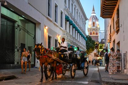 Las construcciones coloniales son parte del paisaje en las calles de Cartagena