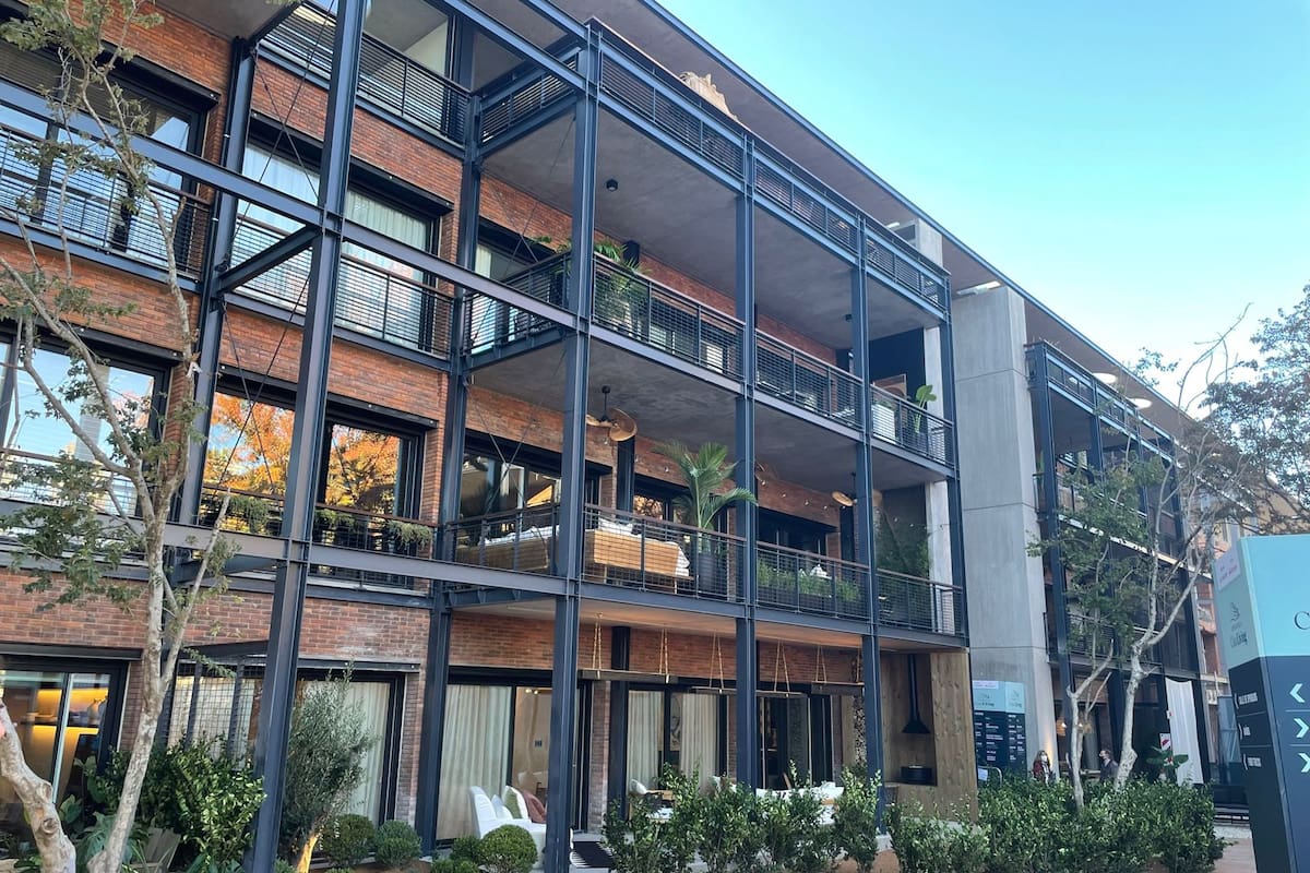 Las construcciones con acero son más certeras, rápidas, precisas y amigables con el medio ambiente que las tradicionales de hormigón, en este caso la construcción de Casa Living en San Isidro