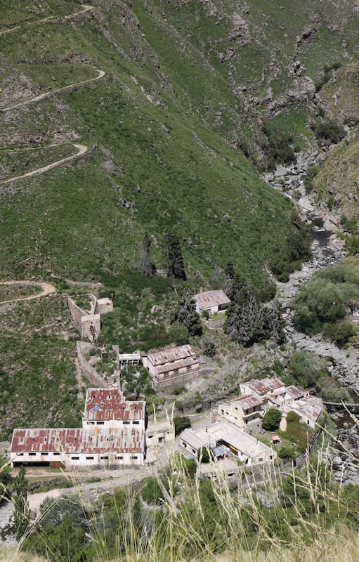 Las construcciones de Cerro Áspero no se ven desde la ruta.