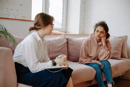 Las conversaciones psicoterapéuticas se centran en los problemas de quienes los sufren, con la idea de que los profesionales los resuelvan