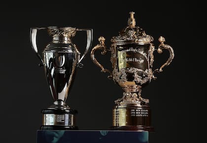 Las copas que estarán en juego: la del certamen femenino y la Webb Ellis Cup, del Mundial de varones
