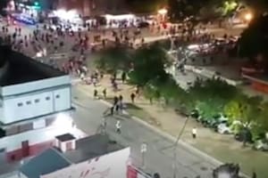 Las corridas en la sede de Unión, durante el cruce entre hinchas y la policía santafesina