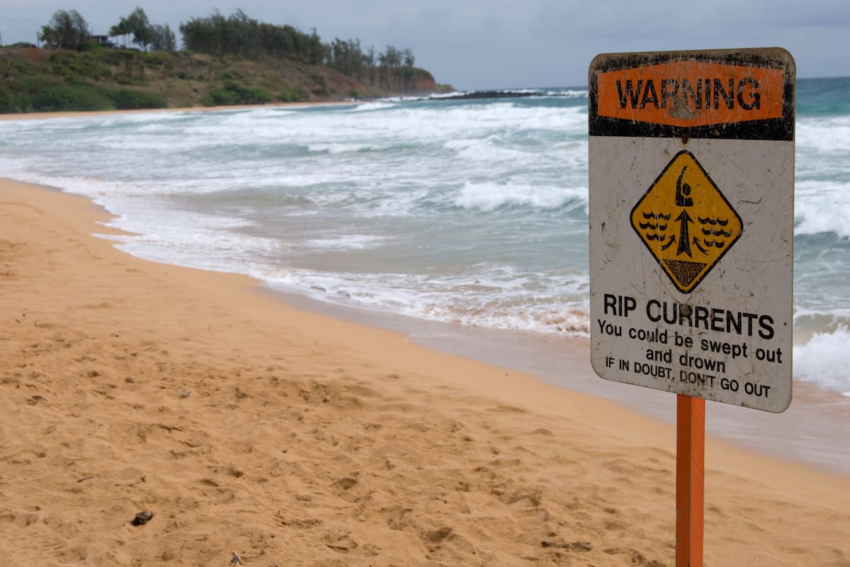 Las corrientes de resaca empujan a los bañistas mar adentro y se vuelven muy peligrosas para los inexpertos