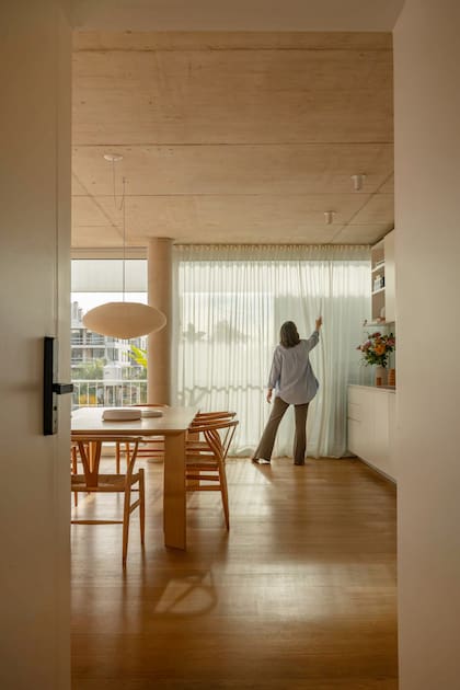 Las cortinas de lienzo además de ofrecer privacidad aportan una calidez que contrasta con el hormigón.