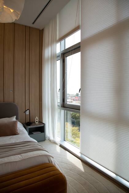 Las cortinas Duette Architella son ideales para espacios con grandes ventales y sin persianas, como el Loft que ambientó Olivia D.