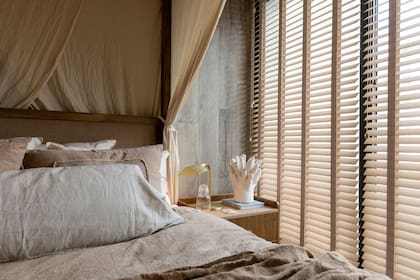 Las cortinas horizontales de madera en tonos claros, suman calidez y preservan la temperatura del ambiente, aportando elegancia, personalidad.