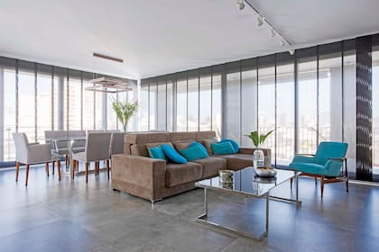 Las cortinas negras (Hunter Douglas) frenan el reflejo del sol, que pega fuerte sobre todo a la tarde.