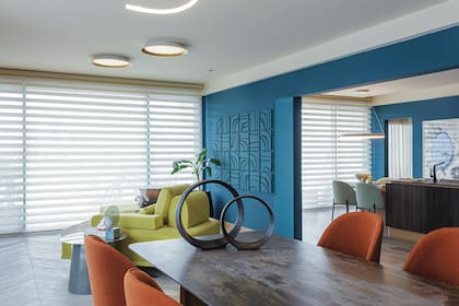 Las cortinas 'Pirouette' (Hunter Douglas) permiten regular la claridad en esta propiedad en esquina. Todo el departamento está pintado con el tono 'G 134-5' (Colorin).