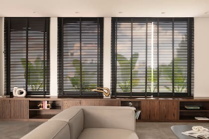 Las cortinas son las 'Wood Plus' de Riel Americano. Consola (Malé).