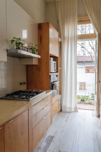 Las cortinas traslúcidas ayudan a que entre la luz natural del balcón al sector de la cocina