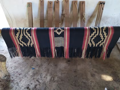Las creaciones de Graciela Salvatierra recorren la tradición de una familia que siempre se ha dedicado al telar criollo.