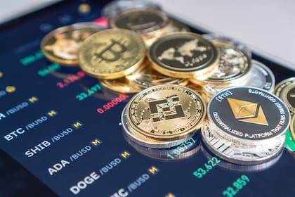 Las criptomonedas existen en una blockchain, un tipo de red digital que, a diferencia de las bases de datos convencionales, está descentralizada