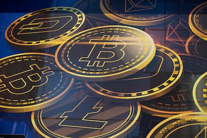 Las criptomonedas son uno de los activos que utilizan las personas que quieren invertir dinero online (AP foto/Kin Cheung, archivo)
