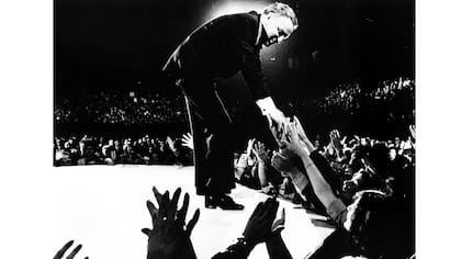 Las críticas al show oneroso de Sinatra se multiplicaron en los medios. La presencia de La Voz se puso en duda, pero finalmente cantó en agosto de 1981