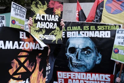Las críticas contra el presidente Bolsonaro por sus políticas ambientales llegaron desde todo el mundo tras los incendios