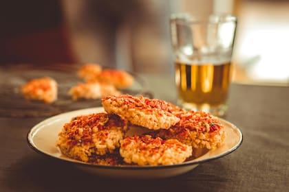 Las croquetas con el arroz sobrante de una comida anterior contribuye a que ahorres dinero y no derroches alimentos