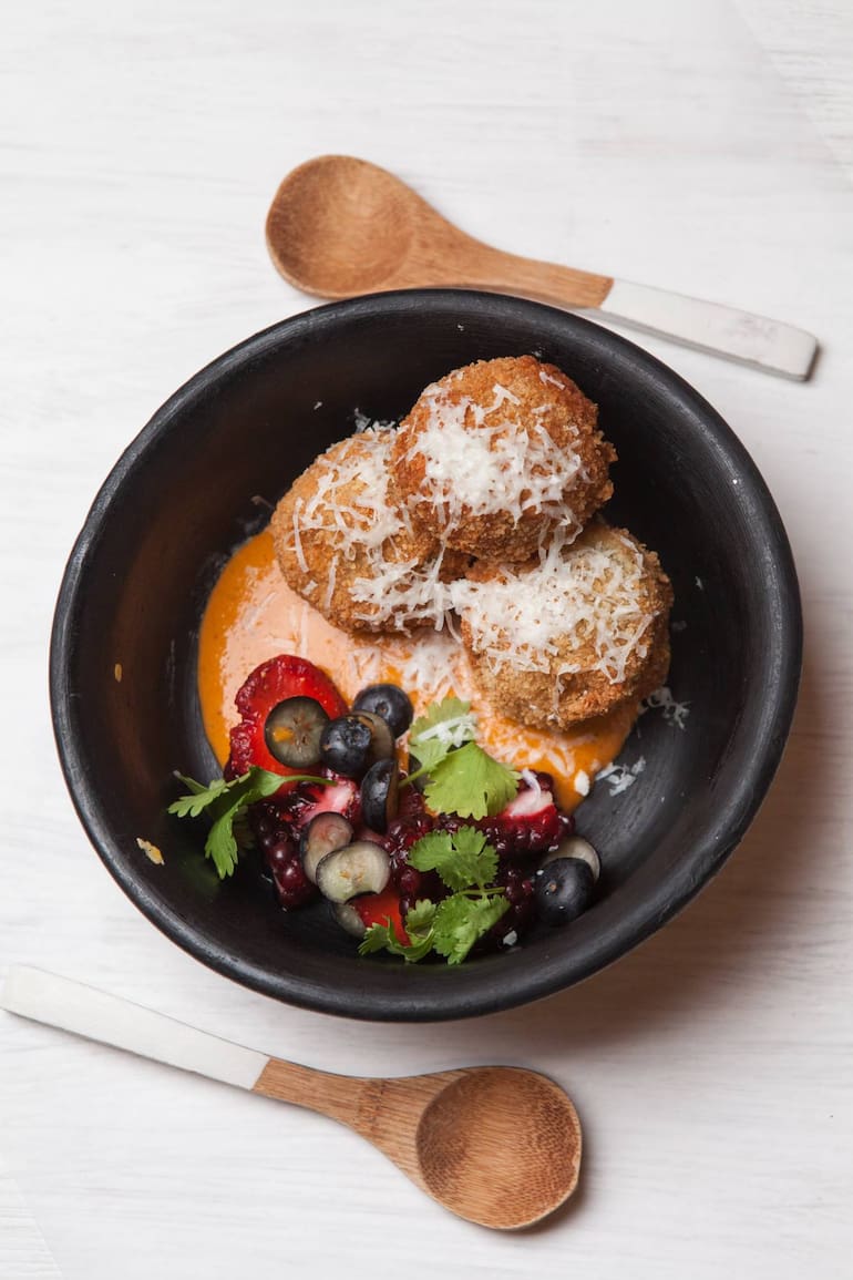 Las croquetas de maíz al curry rojo, con berries y queso de cabra de Asaz.