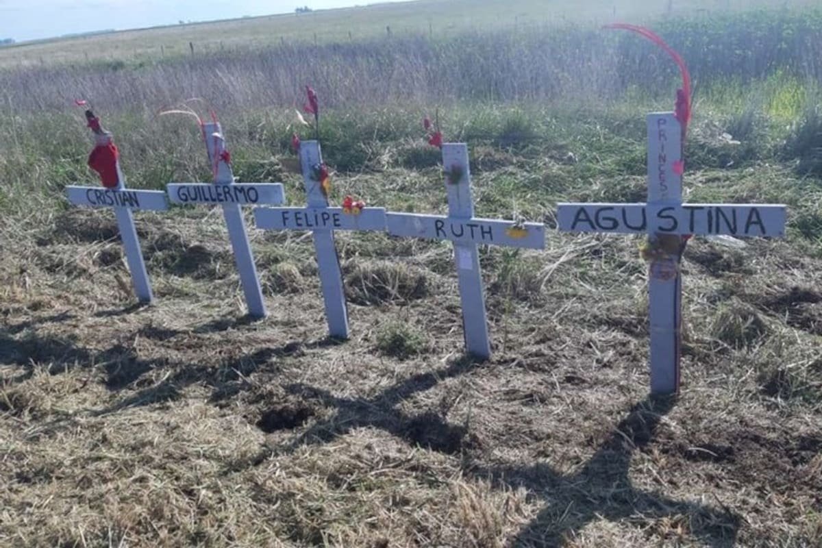 Las cruces a la vera de la ruta donde fue el siniestro que recuerda a las cinco víctimas fatales