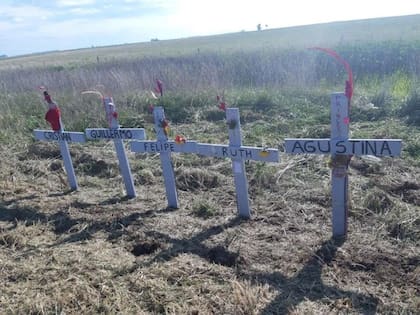 Las cruces a la vera de la ruta donde fue el siniestro que recuerda a las cinco víctimas fatales