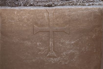 Las cruces cristianas en el sarcófago podrían revelar el tipo de religión predominante en la época en la región