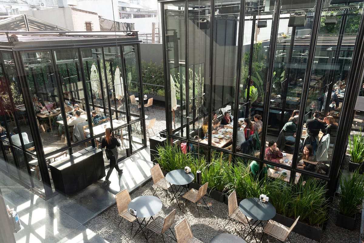 Las cuadras que rodean la Plaza Arenales se han poblado en el último tiempo de restaurantes, bares, heladerías y cervecerías: la gente llega atraída por estas nuevas propuestas, pero también, dice, quiere aprovechar el paisaje arbolado y tranquilo