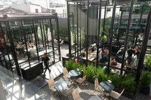 Las cuadras que rodean la Plaza Arenales se han poblado en el último tiempo de restaurantes, bares, heladerías y cervecerías: la gente llega atraída por estas nuevas propuestas, pero también, dice, quiere aprovechar el paisaje arbolado y tranquilo