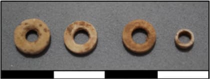 Las cuatro cuentas anulares hechas de cáscara de huevo de Struthio camelus fueron los únicos objetos recuperados del enterramiento