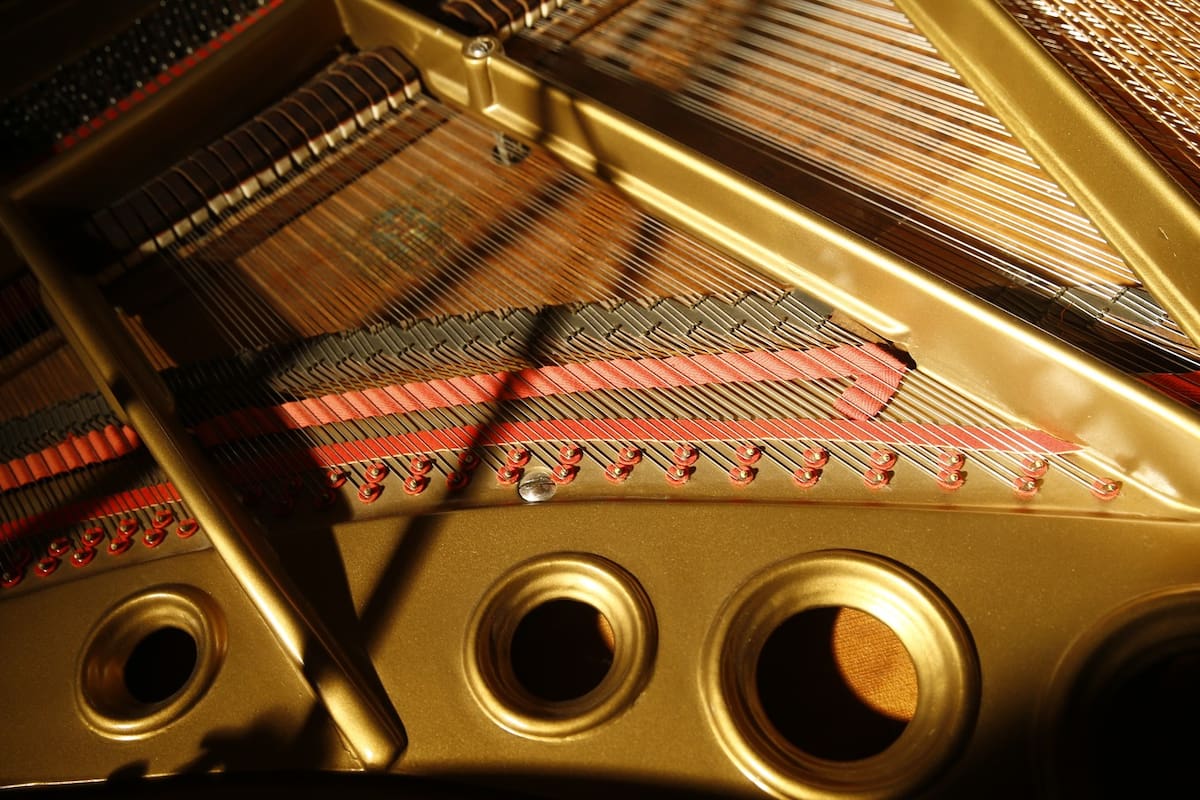 Las cuerdas de un piano de cola encierran un secreto subyacente en todo eso que llamamos música