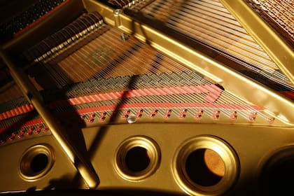 Las cuerdas de un piano de cola encierran  un secreto subyacente en todo eso que llamamos música