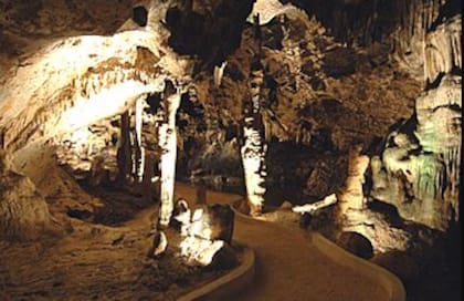 Las Cuevas de Hato son una de las atracciones naturales más importantes de Curaçao. Mucho antes de la colonización europea, los pueblos caiquetíos (rama de los arahuacos) usaron las cuevas como lugar de refugio y de culto.