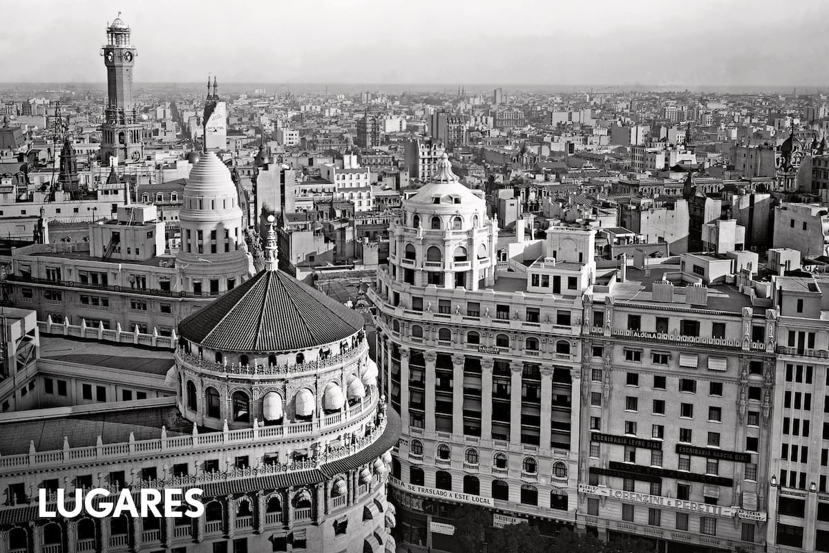 Las cúpulas del ex Banco de Boston, Equitativa del Plata y Bencich, en Florida y Diagonal Norte. 1931.