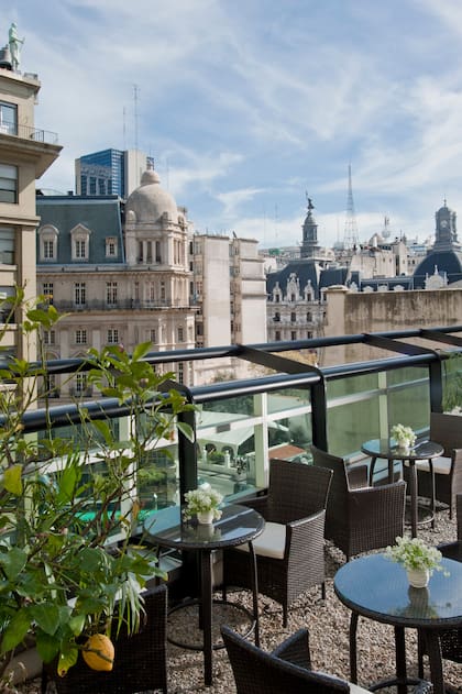 Las cúpulas y techos del centro porteño desde la terraza del NH City