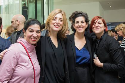 Las curadoras Teresa Riccardi, Florencia Malbran y Alejandra Aguado (de las secciones Zoom Quinquela Fondos, Sección principal / Stage IRSA / Cabinet GNV Group y Utopia Bombay Sapphire, repectivamente), junto a Julia Converti, gerente general de arteBA.